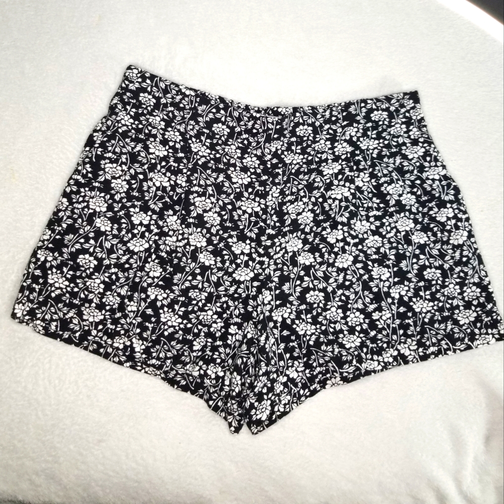 LOFT Size Medium Black/White Short